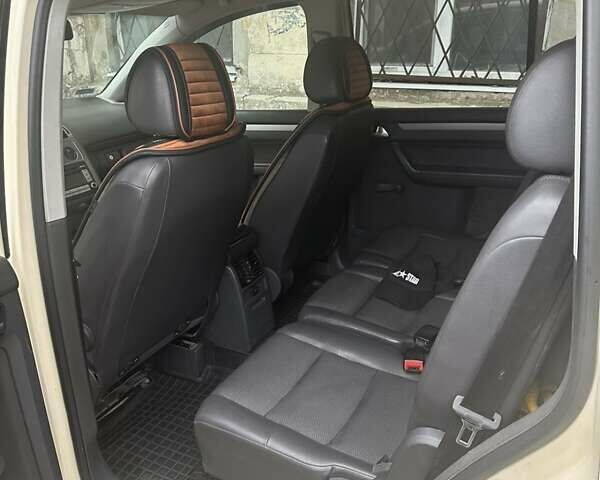 Бежевый Фольксваген Туран, объемом двигателя 1.9 л и пробегом 300 тыс. км за 6500 $, фото 1 на Automoto.ua