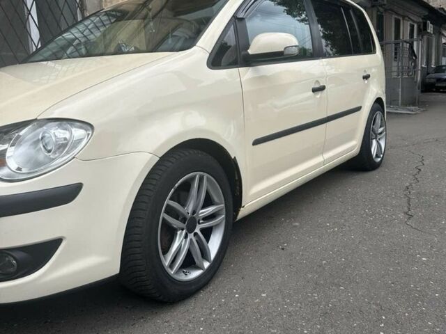 Бежевый Фольксваген Туран, объемом двигателя 1.9 л и пробегом 320 тыс. км за 6800 $, фото 3 на Automoto.ua