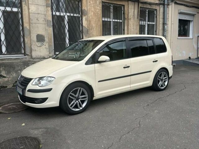 Бежевый Фольксваген Туран, объемом двигателя 1.9 л и пробегом 320 тыс. км за 6800 $, фото 4 на Automoto.ua