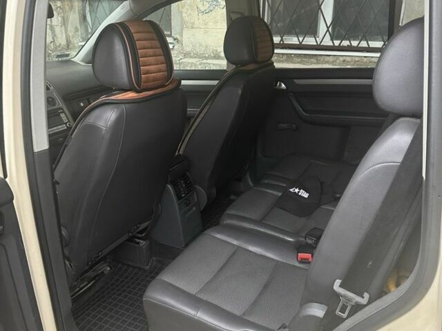 Бежевый Фольксваген Туран, объемом двигателя 1.9 л и пробегом 320 тыс. км за 6800 $, фото 8 на Automoto.ua