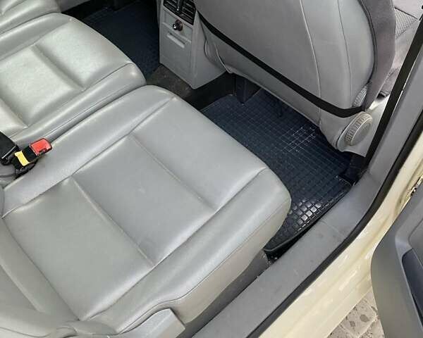 Бежевый Фольксваген Туран, объемом двигателя 2 л и пробегом 266 тыс. км за 6650 $, фото 12 на Automoto.ua