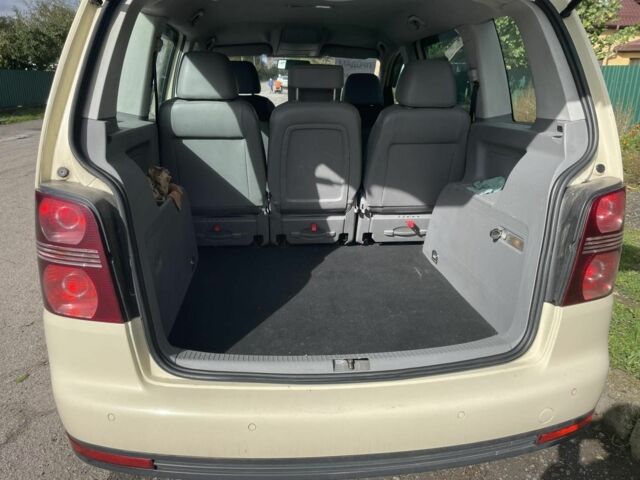 Бежевий Фольксваген Туран, об'ємом двигуна 2 л та пробігом 270 тис. км за 6900 $, фото 3 на Automoto.ua