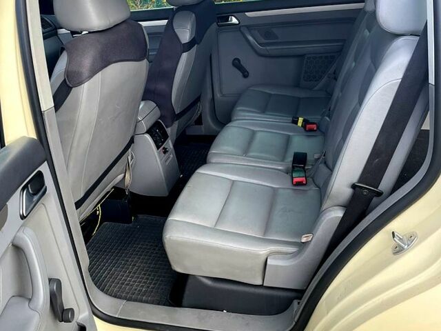 Бежевий Фольксваген Туран, об'ємом двигуна 2 л та пробігом 270 тис. км за 6900 $, фото 7 на Automoto.ua