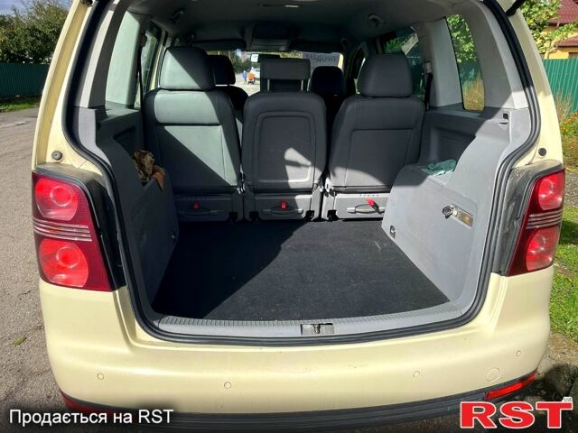 Бежевий Фольксваген Туран, об'ємом двигуна 2 л та пробігом 270 тис. км за 6900 $, фото 5 на Automoto.ua