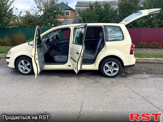 Бежевий Фольксваген Туран, об'ємом двигуна 2 л та пробігом 270 тис. км за 6900 $, фото 4 на Automoto.ua