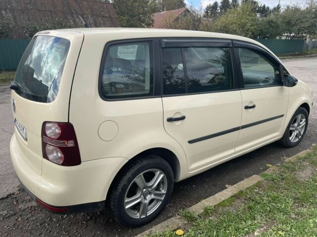 Бежевий Фольксваген Туран, об'ємом двигуна 2 л та пробігом 270 тис. км за 6900 $, фото 2 на Automoto.ua