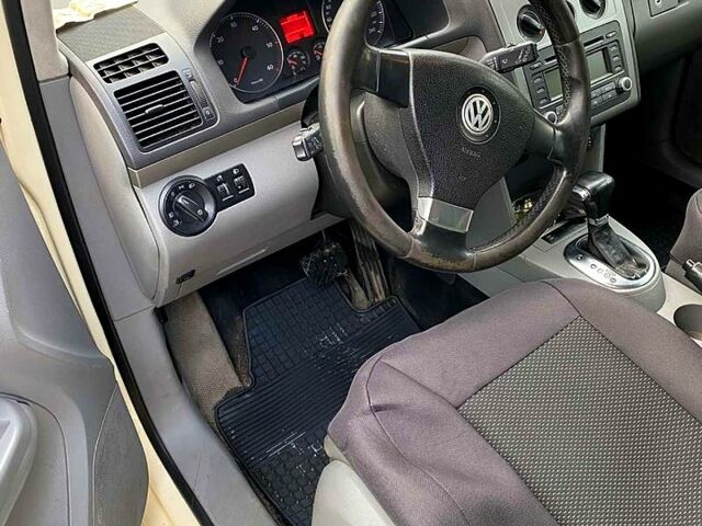 Бежевий Фольксваген Туран, об'ємом двигуна 1.9 л та пробігом 266 тис. км за 7300 $, фото 2 на Automoto.ua