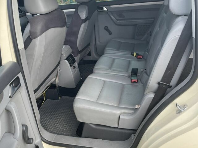 Бежевий Фольксваген Туран, об'ємом двигуна 2 л та пробігом 270 тис. км за 6900 $, фото 4 на Automoto.ua