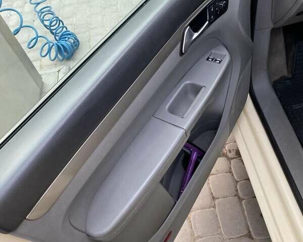 Бежевый Фольксваген Туран, объемом двигателя 2 л и пробегом 266 тыс. км за 6650 $, фото 7 на Automoto.ua