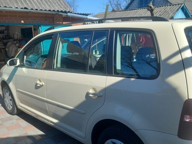 Бежевый Фольксваген Туран, объемом двигателя 2 л и пробегом 300 тыс. км за 3300 $, фото 4 на Automoto.ua