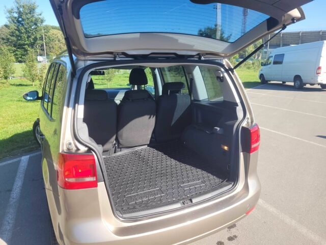 Бежевый Фольксваген Туран, объемом двигателя 1.6 л и пробегом 235 тыс. км за 9933 $, фото 6 на Automoto.ua