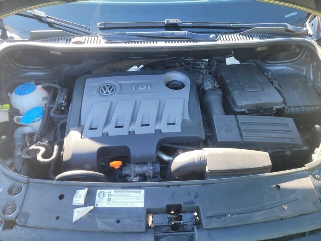 Бежевый Фольксваген Туран, объемом двигателя 1.6 л и пробегом 235 тыс. км за 9933 $, фото 3 на Automoto.ua