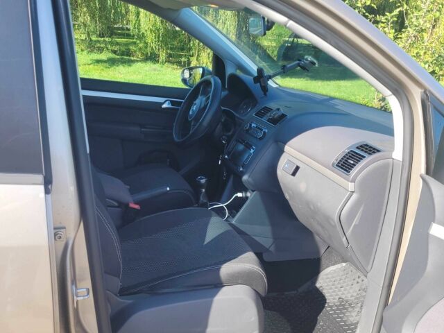 Бежевый Фольксваген Туран, объемом двигателя 1.6 л и пробегом 235 тыс. км за 9933 $, фото 5 на Automoto.ua