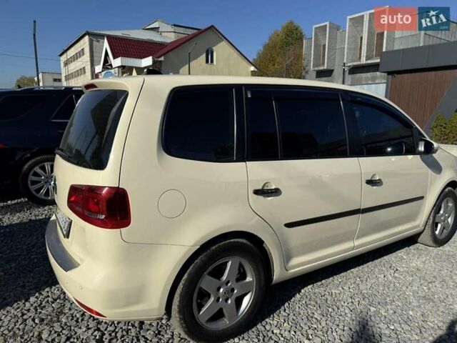 Бежевый Фольксваген Туран, объемом двигателя 1.6 л и пробегом 320 тыс. км за 8200 $, фото 1 на Automoto.ua