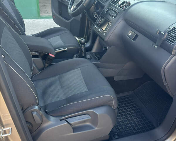 Бежевий Фольксваген Туран, об'ємом двигуна 1.6 л та пробігом 224 тис. км за 10000 $, фото 9 на Automoto.ua