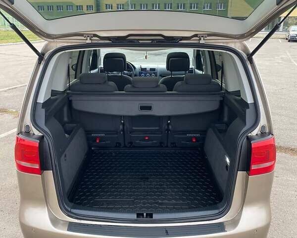 Бежевый Фольксваген Туран, объемом двигателя 1.97 л и пробегом 369 тыс. км за 11700 $, фото 17 на Automoto.ua