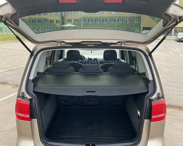 Бежевый Фольксваген Туран, объемом двигателя 1.97 л и пробегом 369 тыс. км за 11700 $, фото 20 на Automoto.ua