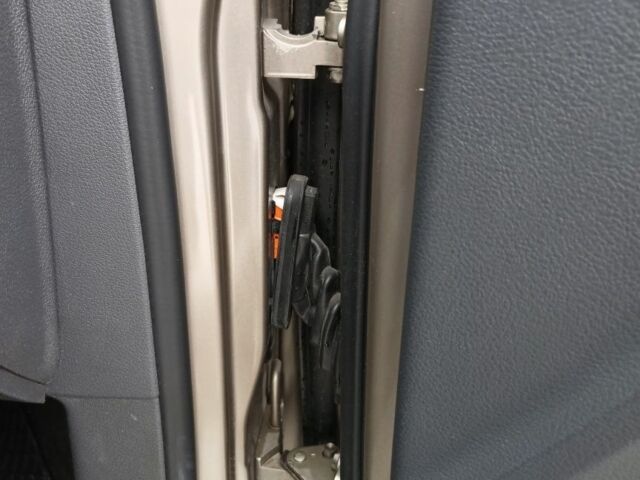 Бежевый Фольксваген Туран, объемом двигателя 1.4 л и пробегом 197 тыс. км за 7400 $, фото 17 на Automoto.ua