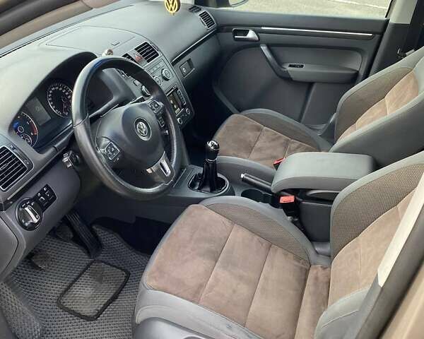 Бежевый Фольксваген Туран, объемом двигателя 1.97 л и пробегом 369 тыс. км за 11700 $, фото 15 на Automoto.ua