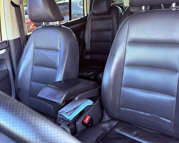 Бежевый Фольксваген Туран, объемом двигателя 1.6 л и пробегом 320 тыс. км за 8200 $, фото 2 на Automoto.ua