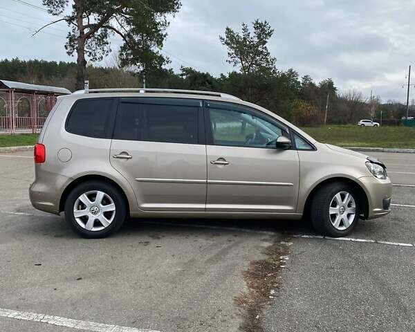 Бежевый Фольксваген Туран, объемом двигателя 1.97 л и пробегом 369 тыс. км за 11700 $, фото 8 на Automoto.ua