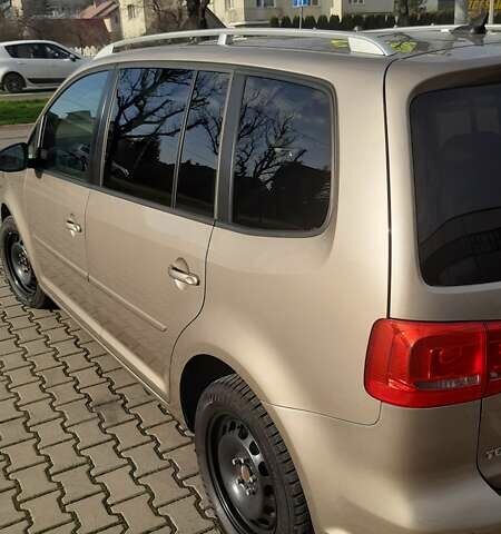 Бежевий Фольксваген Туран, об'ємом двигуна 1.6 л та пробігом 251 тис. км за 12500 $, фото 3 на Automoto.ua