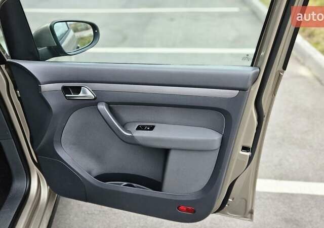 Бежевый Фольксваген Туран, объемом двигателя 2 л и пробегом 205 тыс. км за 12750 $, фото 51 на Automoto.ua