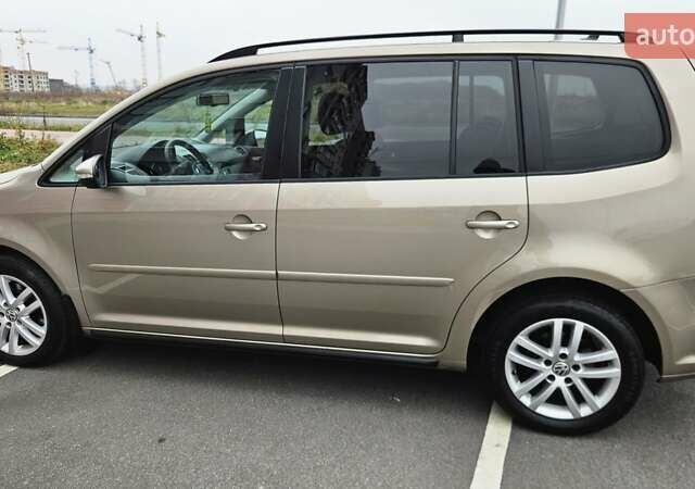 Бежевый Фольксваген Туран, объемом двигателя 2 л и пробегом 205 тыс. км за 12750 $, фото 30 на Automoto.ua