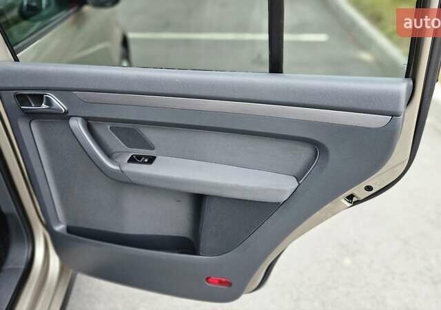 Бежевый Фольксваген Туран, объемом двигателя 2 л и пробегом 205 тыс. км за 12750 $, фото 52 на Automoto.ua