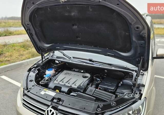 Бежевый Фольксваген Туран, объемом двигателя 2 л и пробегом 205 тыс. км за 12750 $, фото 68 на Automoto.ua