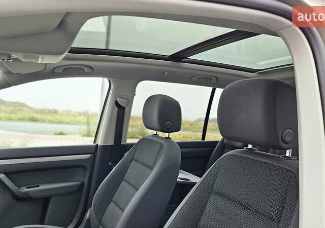 Бежевый Фольксваген Туран, объемом двигателя 2 л и пробегом 205 тыс. км за 12750 $, фото 74 на Automoto.ua