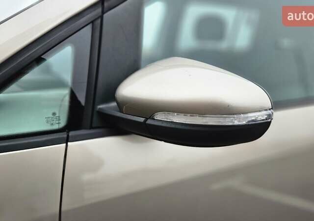 Бежевый Фольксваген Туран, объемом двигателя 2 л и пробегом 205 тыс. км за 12750 $, фото 26 на Automoto.ua