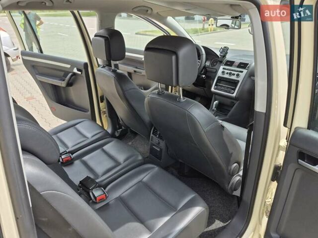 Бежевый Фольксваген Туран, объемом двигателя 1.97 л и пробегом 375 тыс. км за 9999 $, фото 4 на Automoto.ua