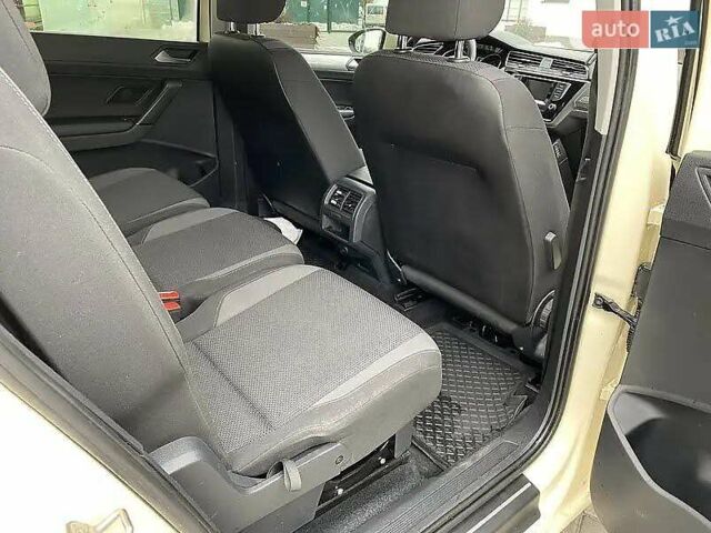 Бежевый Фольксваген Туран, объемом двигателя 1.97 л и пробегом 323 тыс. км за 11800 $, фото 4 на Automoto.ua