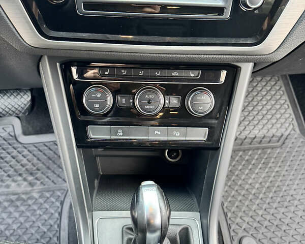 Бежевый Фольксваген Туран, объемом двигателя 0 л и пробегом 227 тыс. км за 16000 $, фото 6 на Automoto.ua