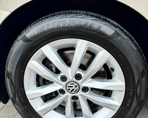 Бежевый Фольксваген Туран, объемом двигателя 0 л и пробегом 227 тыс. км за 16000 $, фото 5 на Automoto.ua