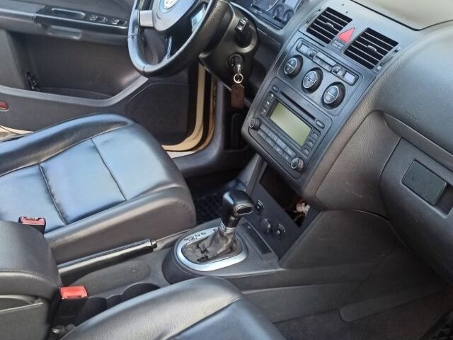 Бежевый Фольксваген Туран, объемом двигателя 2 л и пробегом 250 тыс. км за 4500 $, фото 5 на Automoto.ua