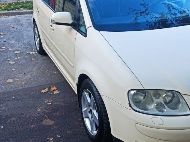 Бежевый Фольксваген Туран, объемом двигателя 2 л и пробегом 250 тыс. км за 4500 $, фото 1 на Automoto.ua