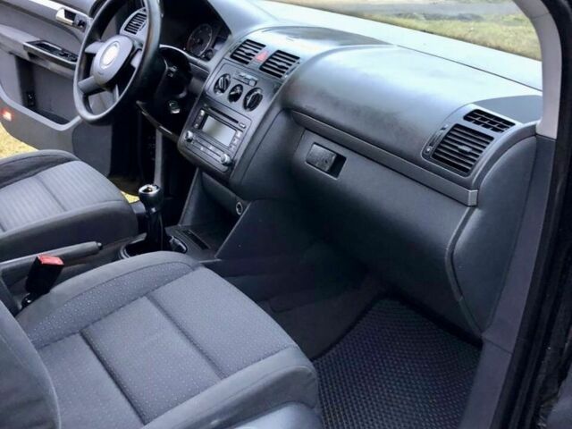 Черный Фольксваген Туран, объемом двигателя 2 л и пробегом 400 тыс. км за 4999 $, фото 12 на Automoto.ua