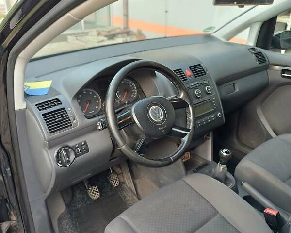 Черный Фольксваген Туран, объемом двигателя 1.6 л и пробегом 222 тыс. км за 5500 $, фото 13 на Automoto.ua