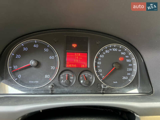 Черный Фольксваген Туран, объемом двигателя 1.6 л и пробегом 192 тыс. км за 4900 $, фото 12 на Automoto.ua