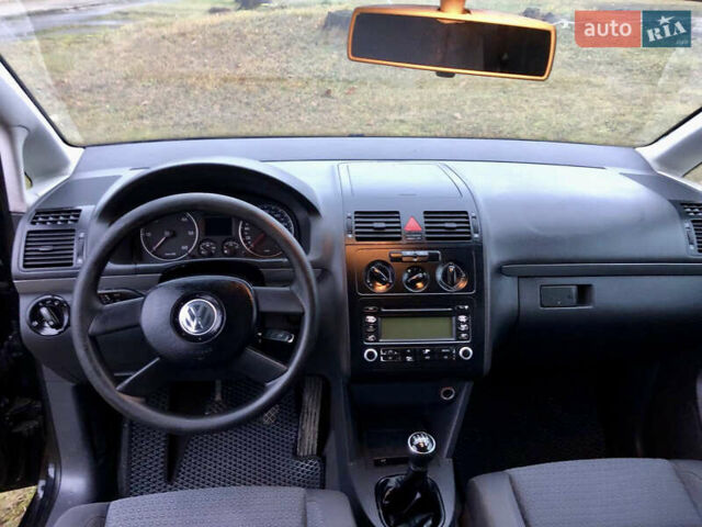 Черный Фольксваген Туран, объемом двигателя 1.97 л и пробегом 400 тыс. км за 4999 $, фото 10 на Automoto.ua