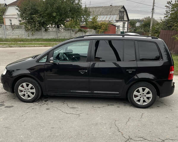 Черный Фольксваген Туран, объемом двигателя 1.6 л и пробегом 235 тыс. км за 6500 $, фото 4 на Automoto.ua