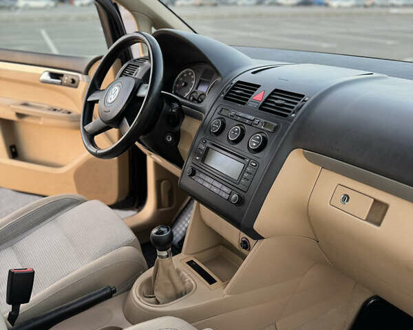 Черный Фольксваген Туран, объемом двигателя 1.6 л и пробегом 253 тыс. км за 5500 $, фото 24 на Automoto.ua