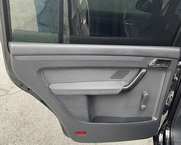 Черный Фольксваген Туран, объемом двигателя 1.6 л и пробегом 235 тыс. км за 6500 $, фото 9 на Automoto.ua