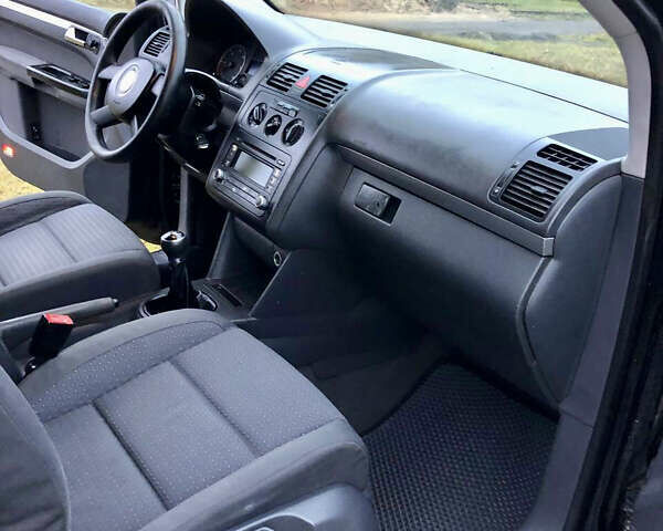 Черный Фольксваген Туран, объемом двигателя 1.97 л и пробегом 400 тыс. км за 4999 $, фото 11 на Automoto.ua