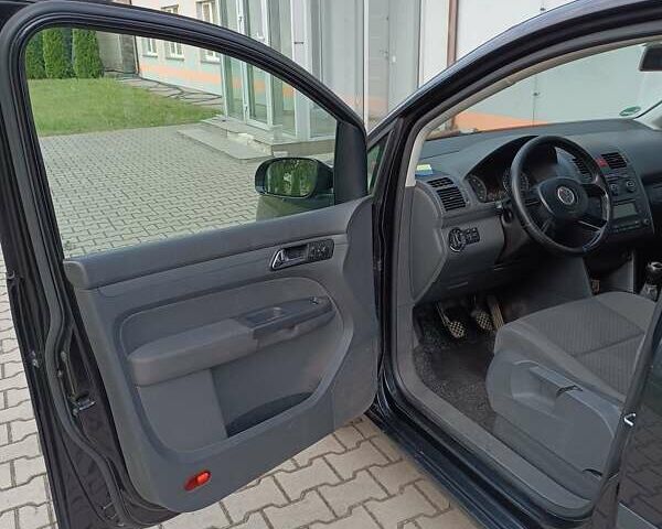 Черный Фольксваген Туран, объемом двигателя 1.6 л и пробегом 222 тыс. км за 5500 $, фото 12 на Automoto.ua