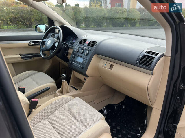 Черный Фольксваген Туран, объемом двигателя 1.6 л и пробегом 192 тыс. км за 4900 $, фото 22 на Automoto.ua