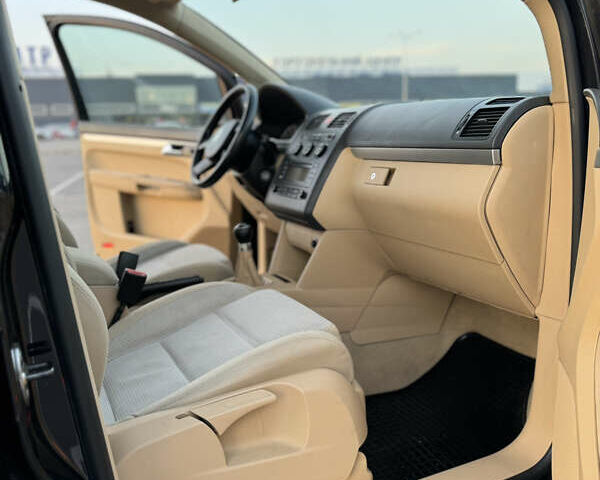 Черный Фольксваген Туран, объемом двигателя 1.6 л и пробегом 253 тыс. км за 5500 $, фото 25 на Automoto.ua