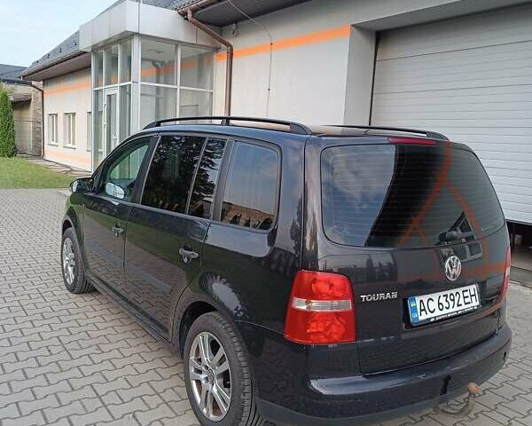 Черный Фольксваген Туран, объемом двигателя 1.6 л и пробегом 222 тыс. км за 5500 $, фото 3 на Automoto.ua